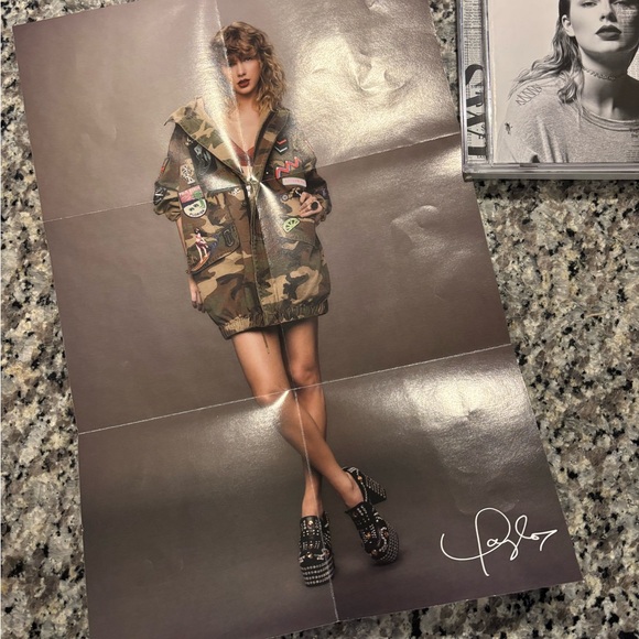 Taylor Swift Reputation CD with Poster 5/6 - Picture 4 of 4